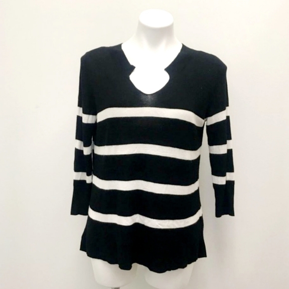 Two by Vince Camuto Notched V Neck Pleat Back Black and White Striped Sweater - Picture 1 of 5